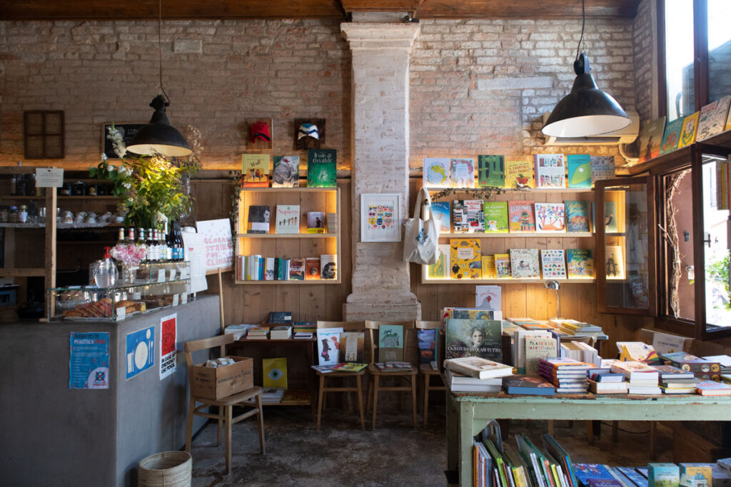 sullaluna: vegetarian eatery and teahouse - bookshop in Venice Italy
F.ta della Misericordia - Cannaregio