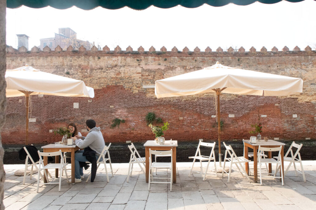 sullaluna: vegetarian eatery and teahouse - bookshop in Venice Italy
F.ta della Misericordia - Cannaregio